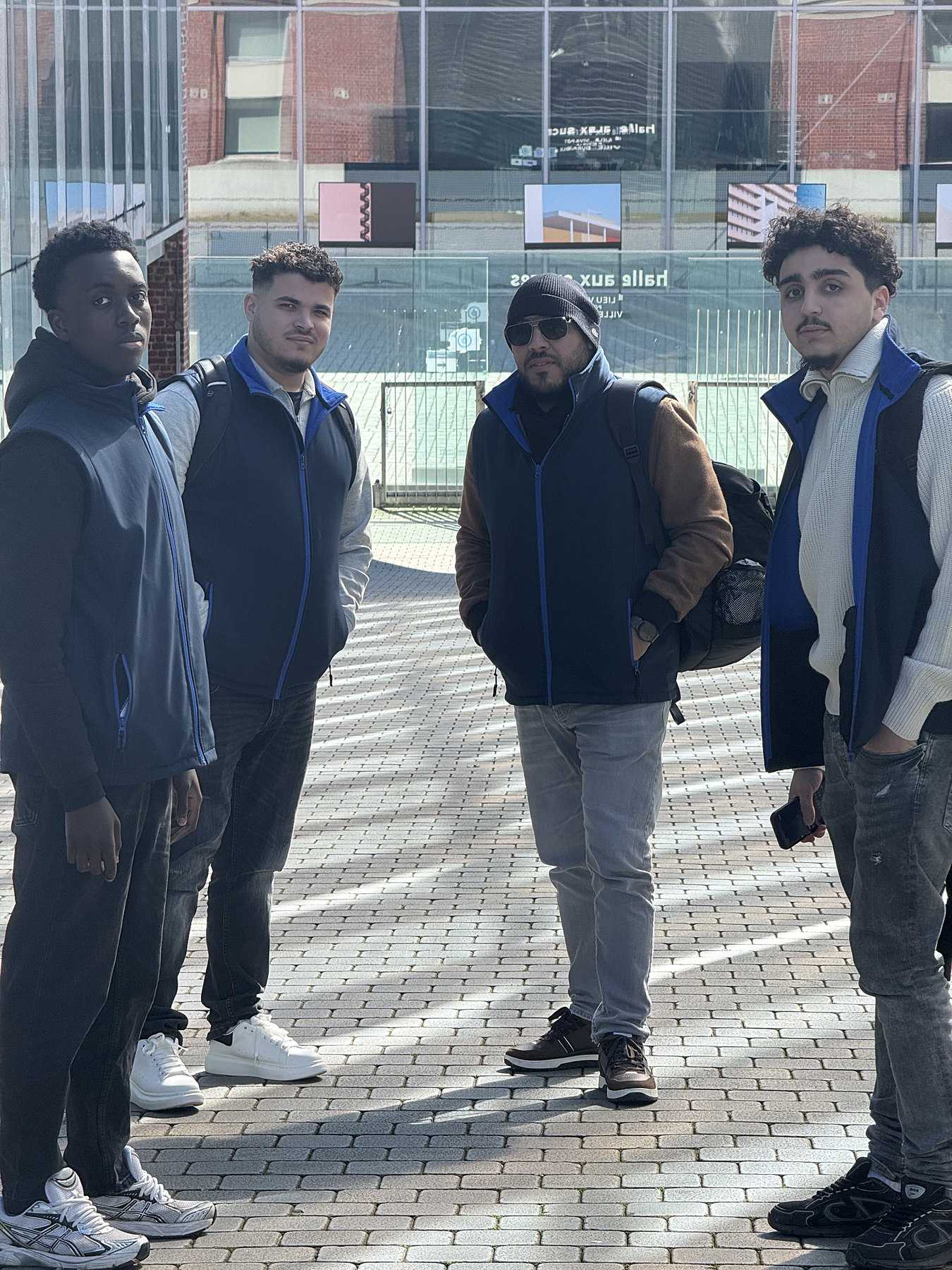 Jeunes de Moustik Movie en extérieur