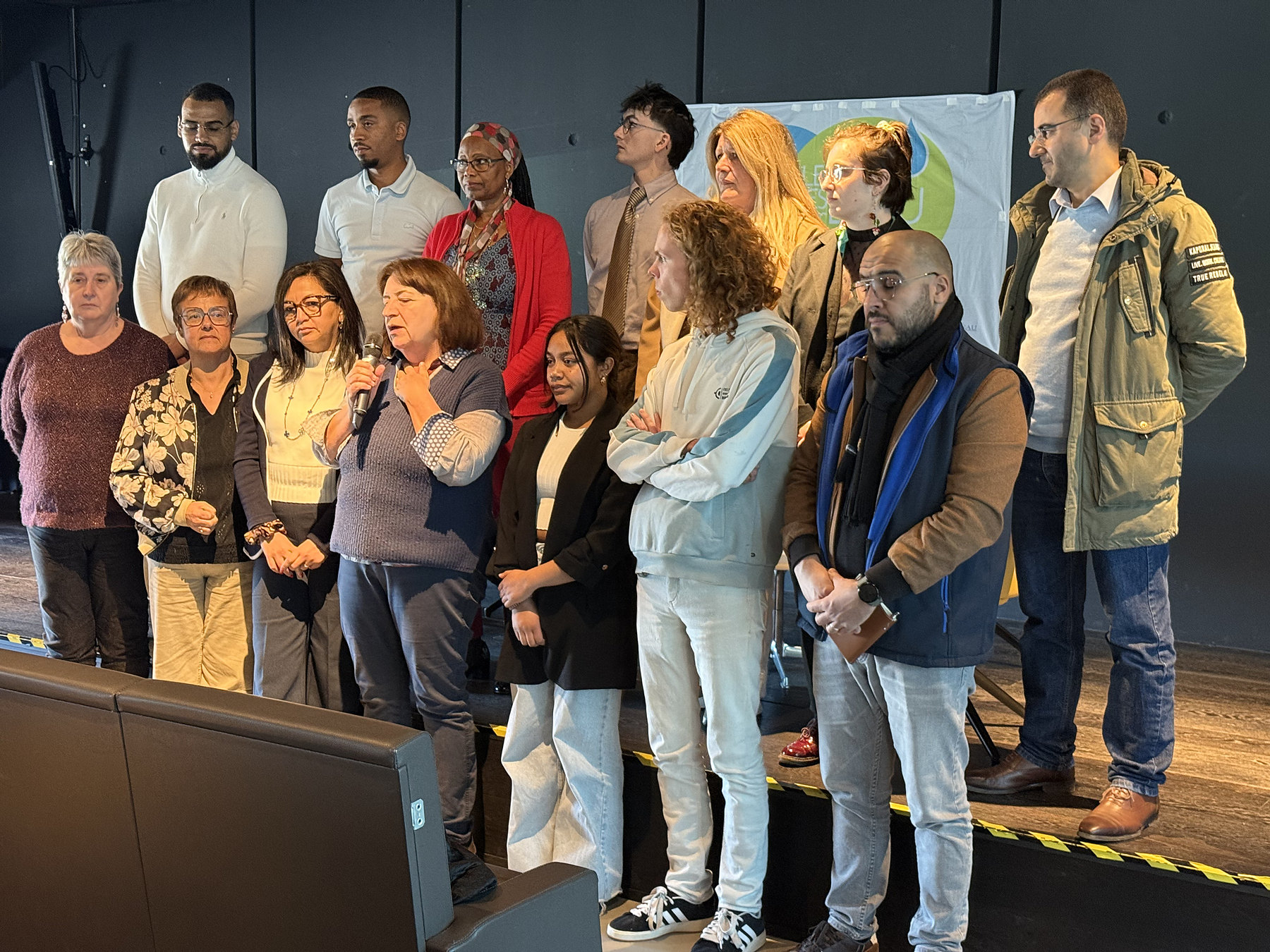 Jeunes et intervenants réunis sur scène lors d’un événement sur l’eau