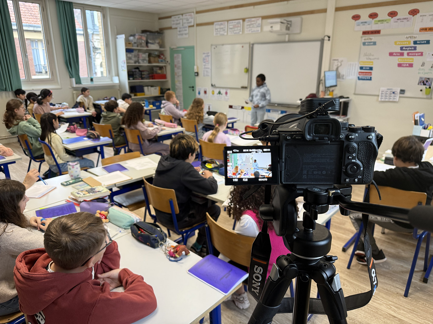 Caméra installée dans une salle de classe pendant un projet scolaire