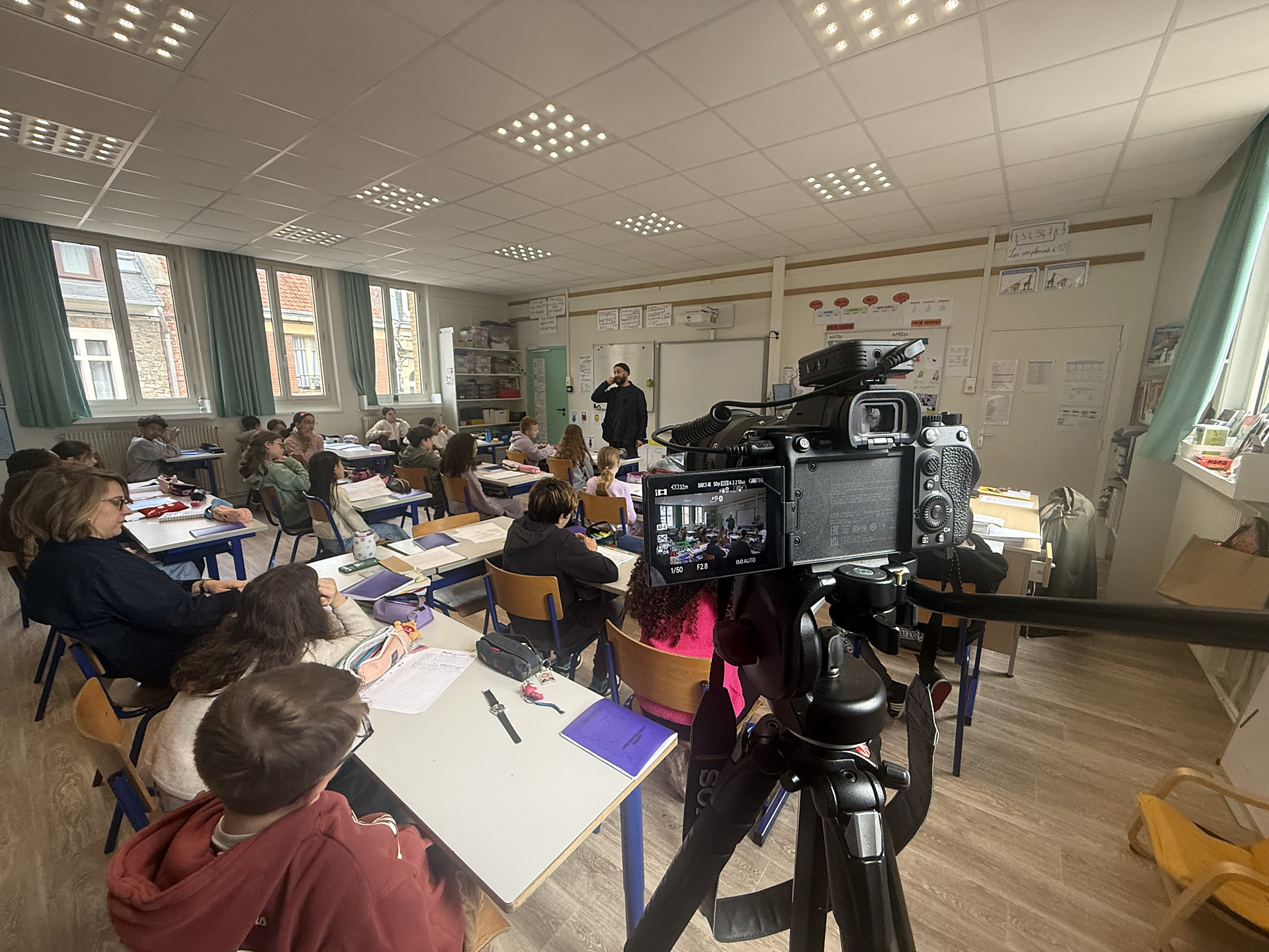 Élèves filmés en classe pendant un projet audiovisuel