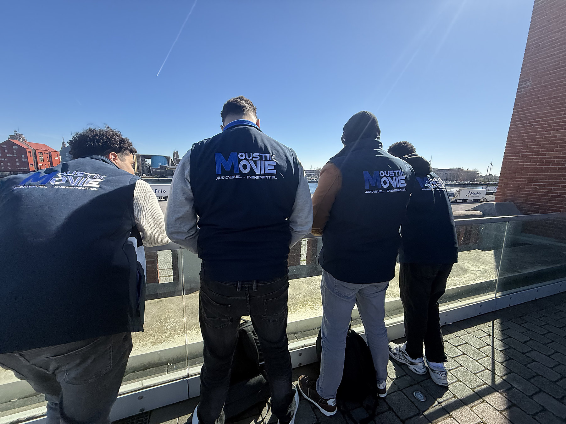 Jeunes en veste Moustik Movie face au port