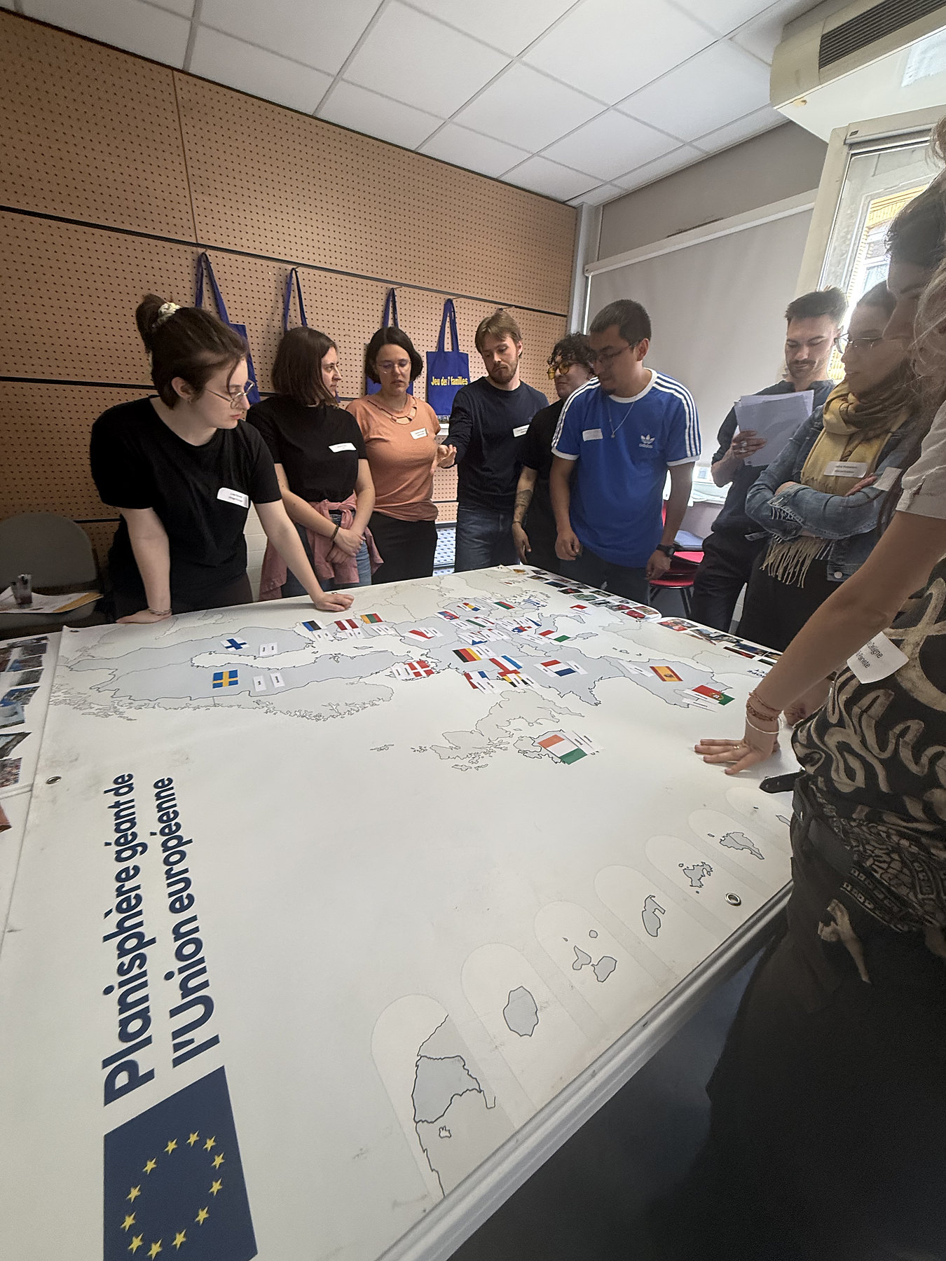 Jeunes autour d’un planisphère de l’Union européenne