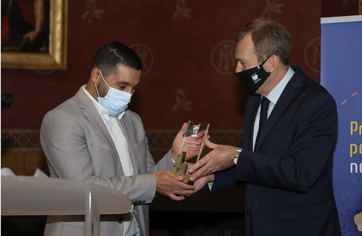 Remise d’un prix à un représentant de Moustik Movie