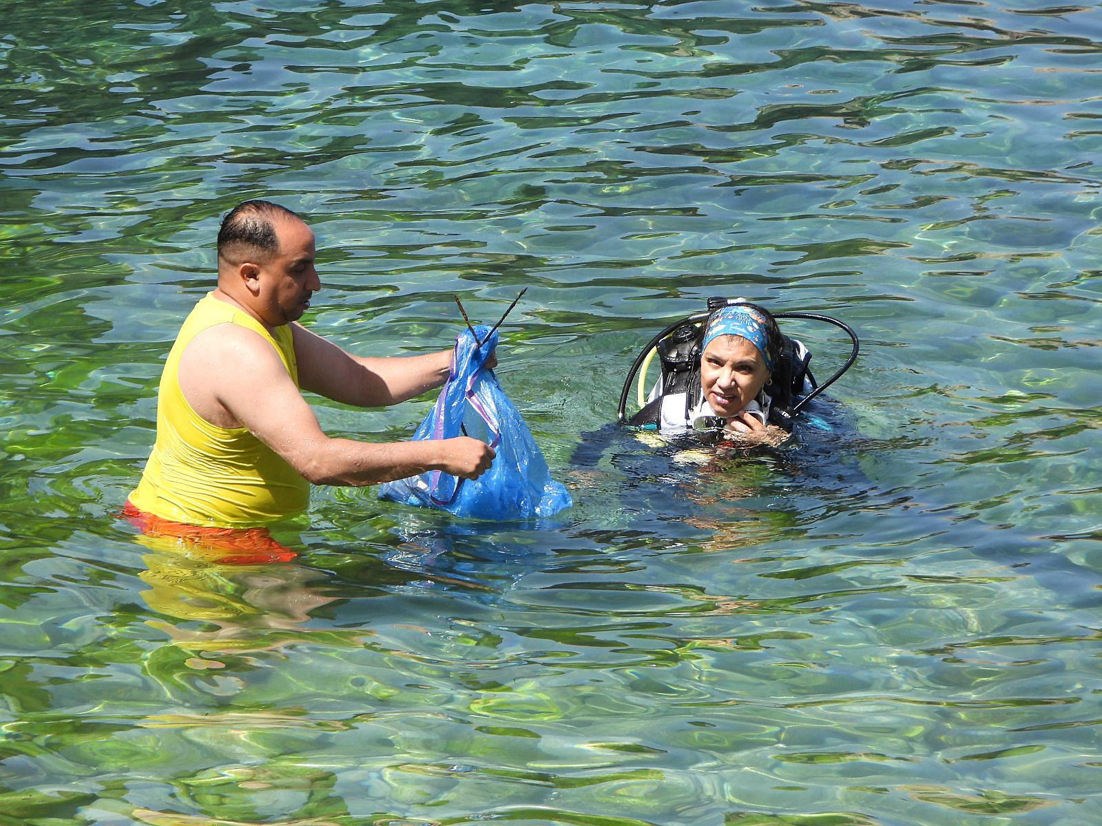 Nettoyage des fonds marins lors d’une action au Maroc