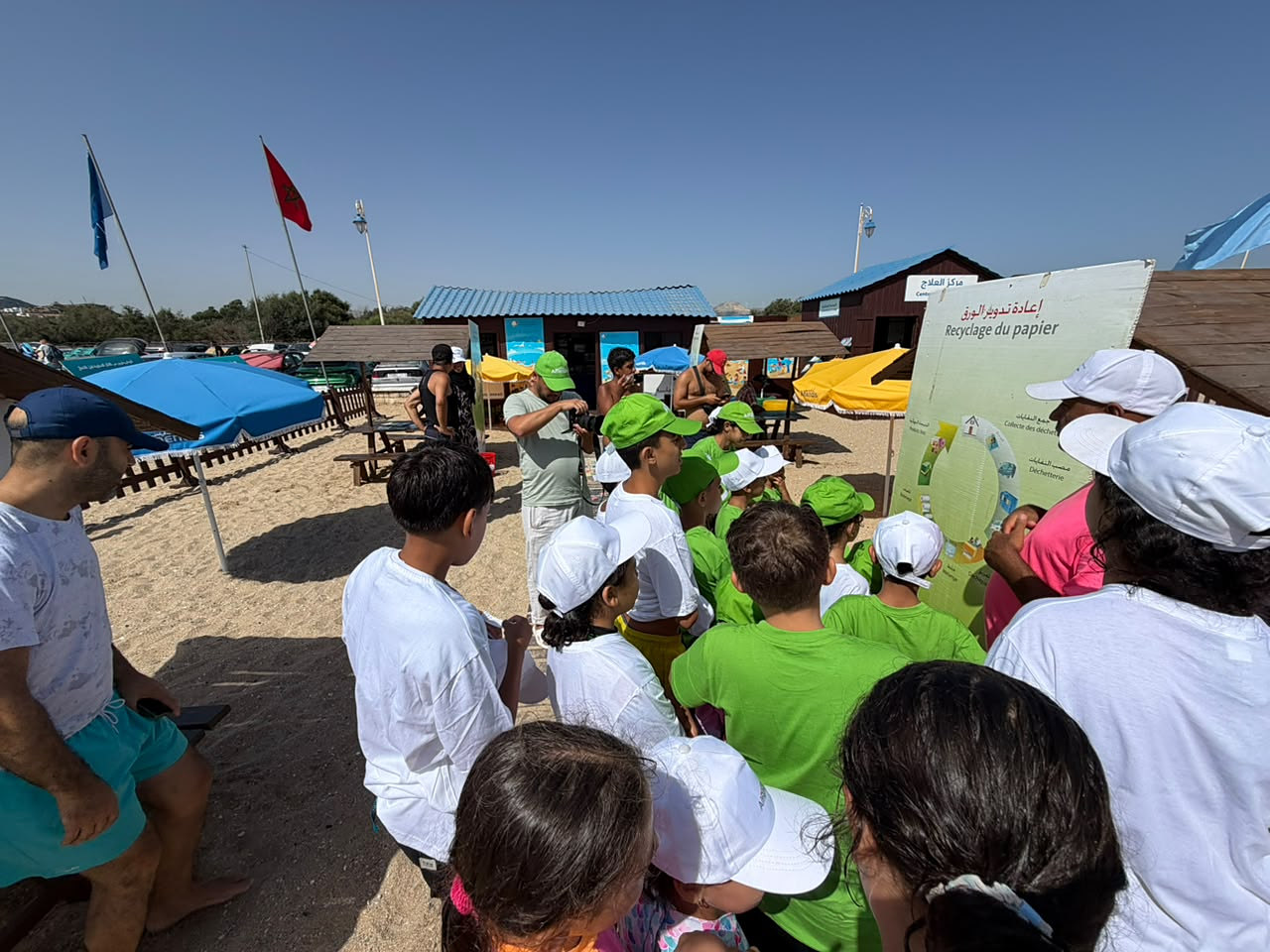 Action de sensibilisation sur une plage au Maroc