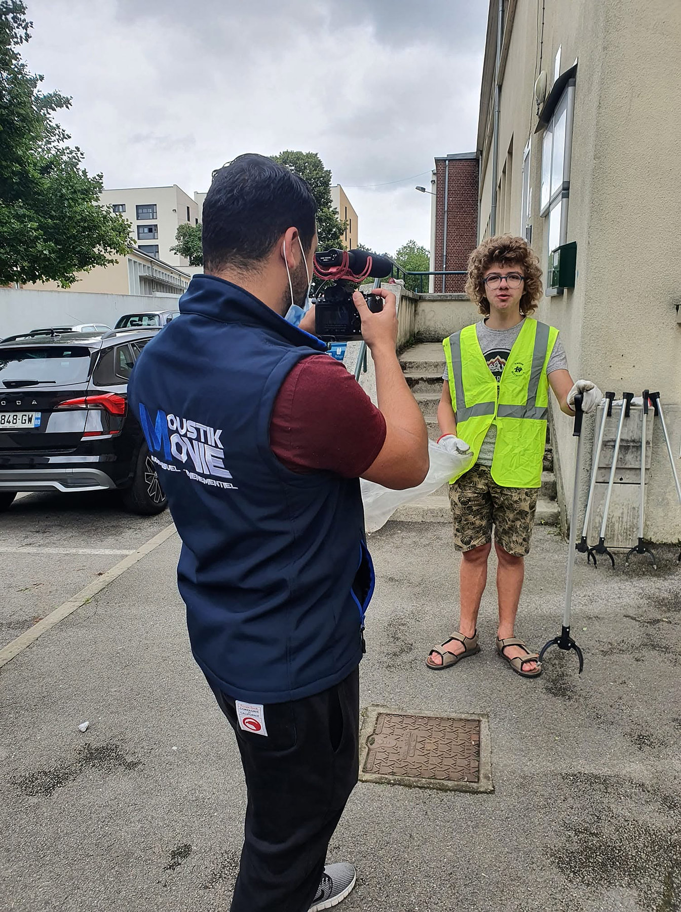 Tournage d’une vidéo de prévention avec un enfant en gilet jaune
