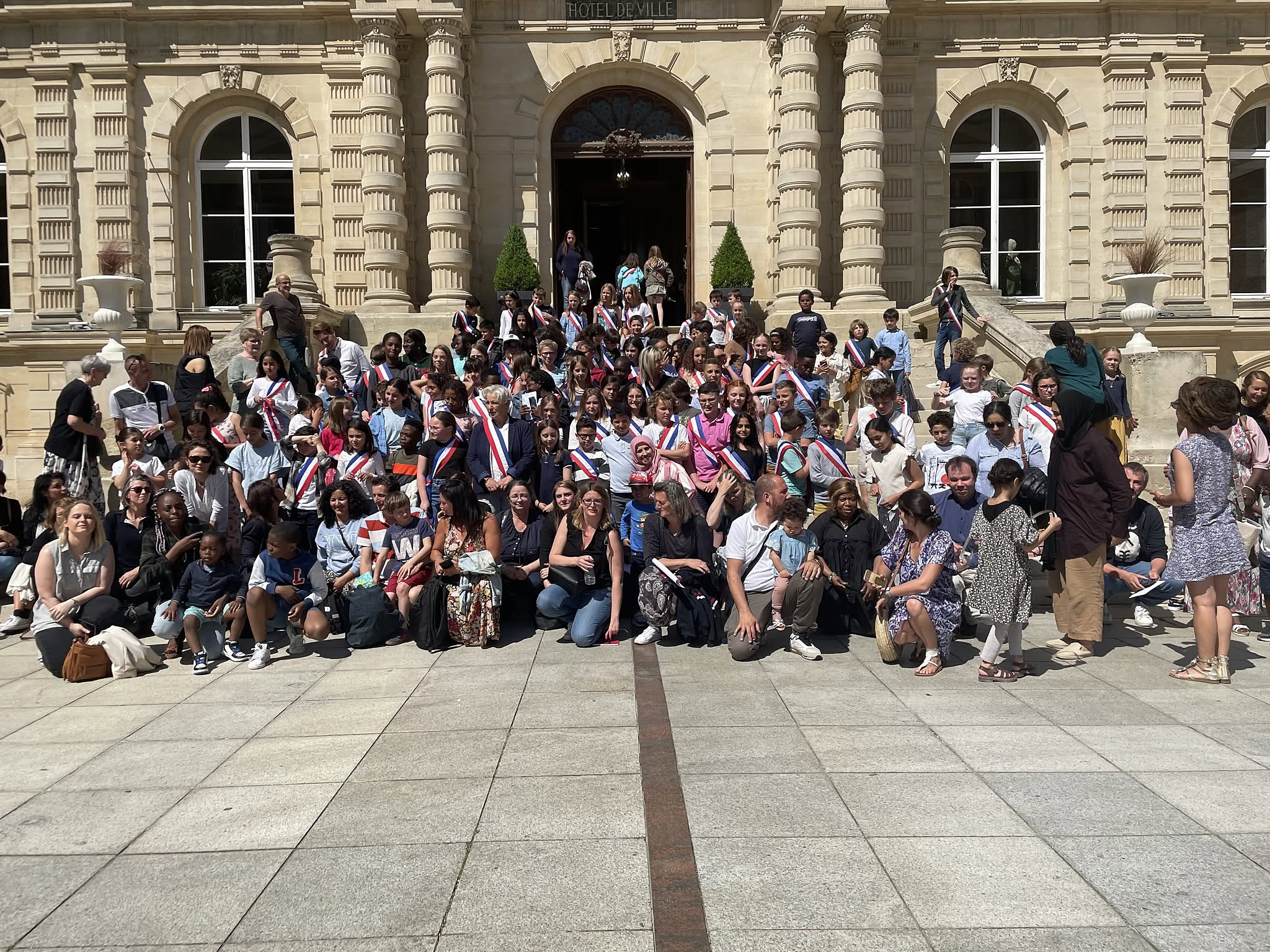 Grand rassemblement de jeunes devant l’hôtel de ville