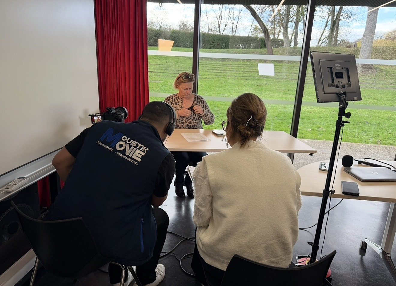 Tournage d’un reportage avec une caméra sur pied