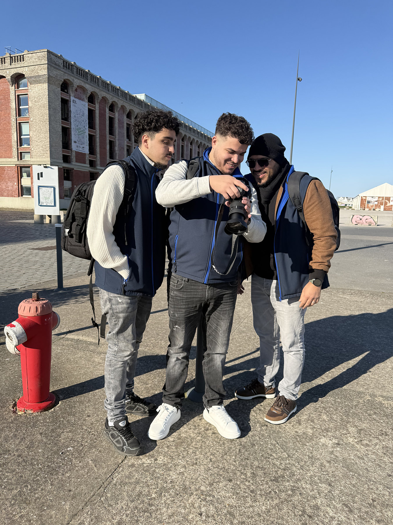 Des jeunes de Moustik Movie autour d’une caméra en extérieur